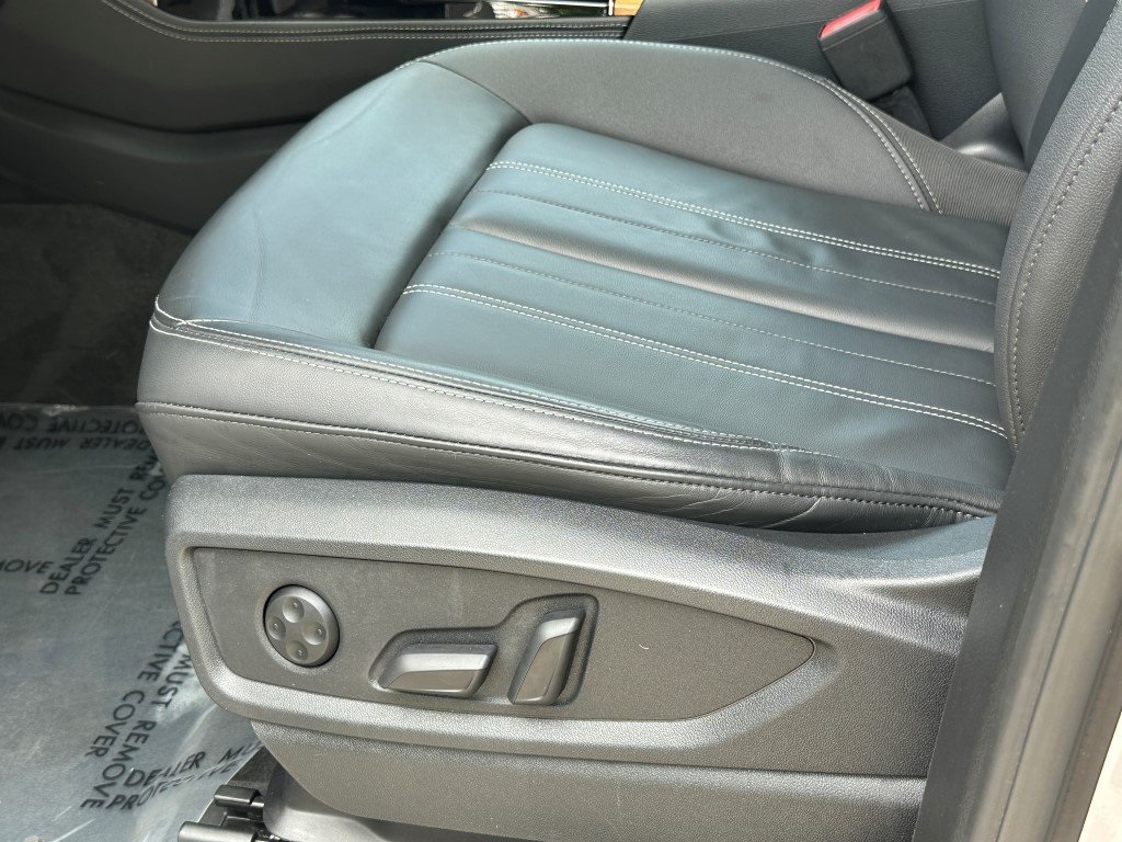 Vehicle image 21 of 31