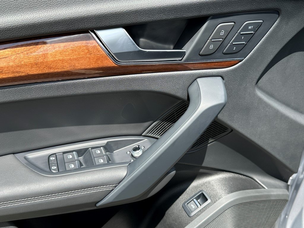 Vehicle image 19 of 31