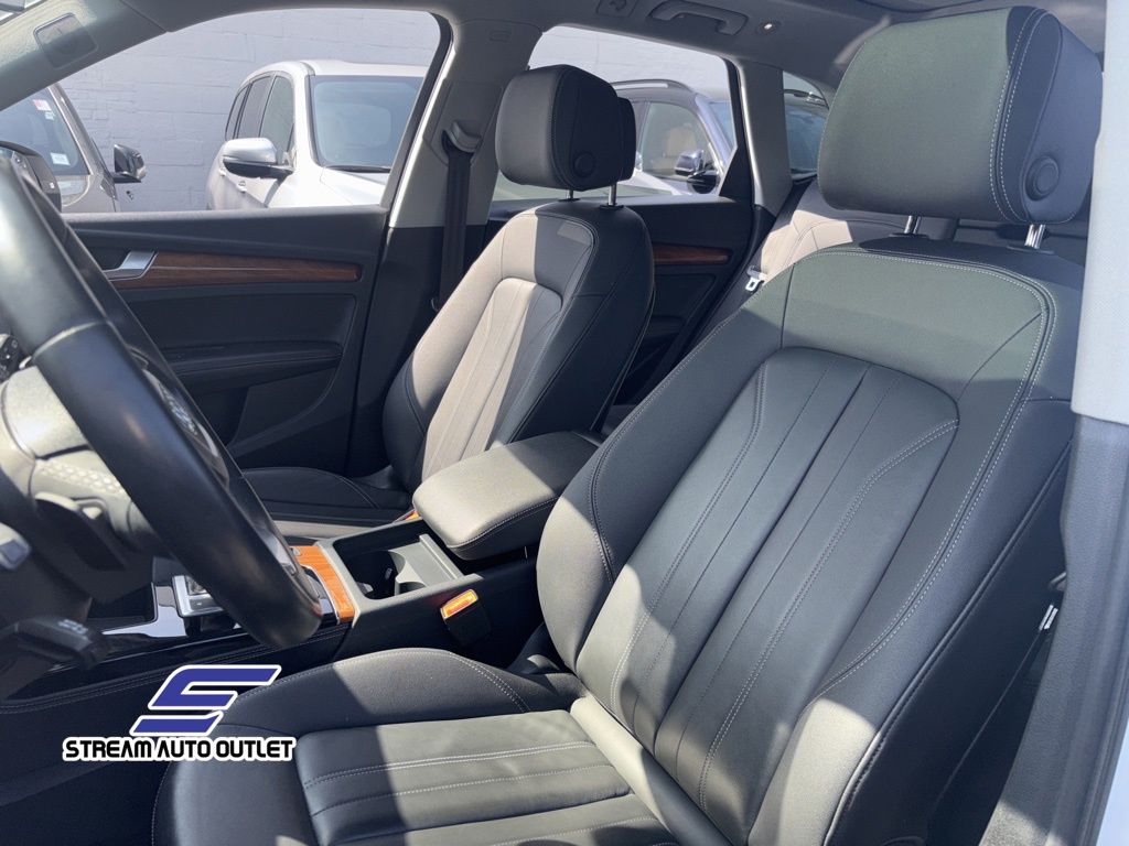 Vehicle image 22 of 34