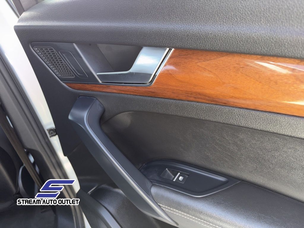 Vehicle image 14 of 34