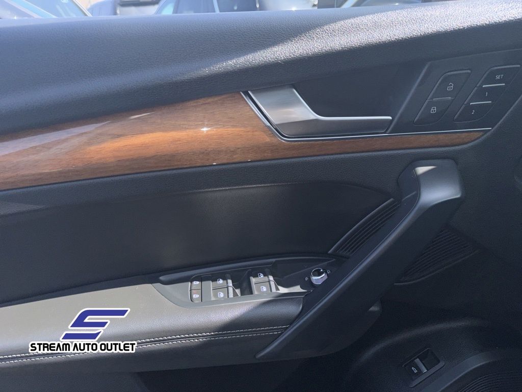 Vehicle image 23 of 34