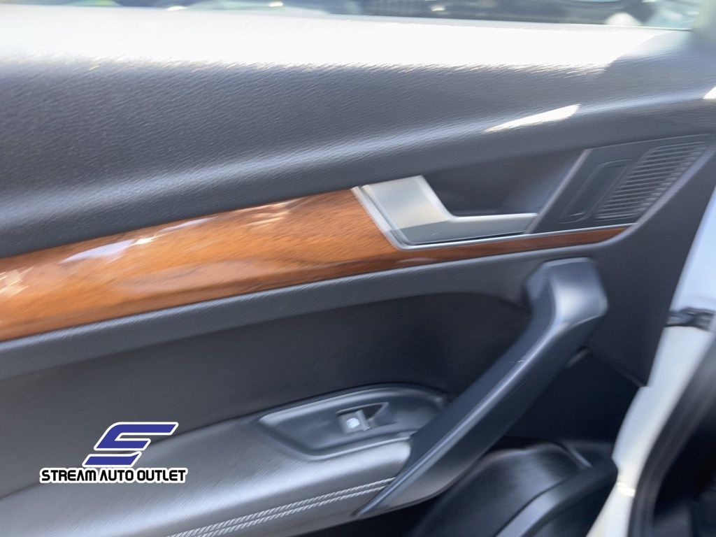 Vehicle image 18 of 34
