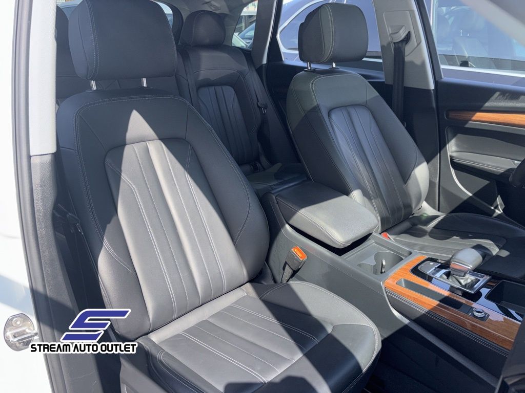 Vehicle image 10 of 34