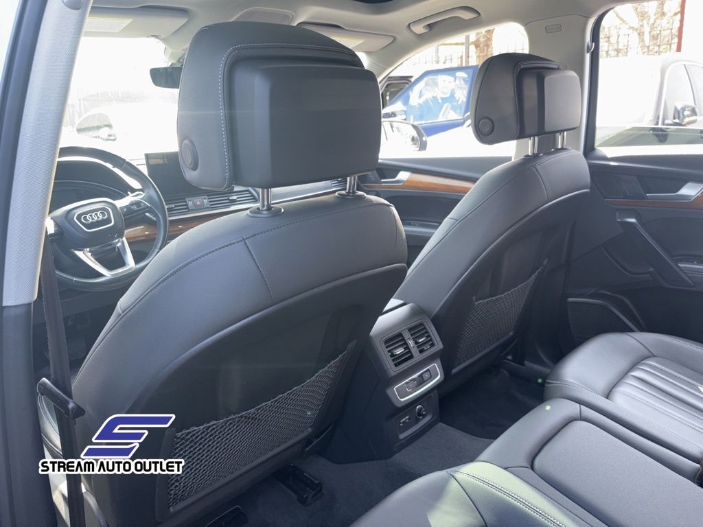 Vehicle image 19 of 34