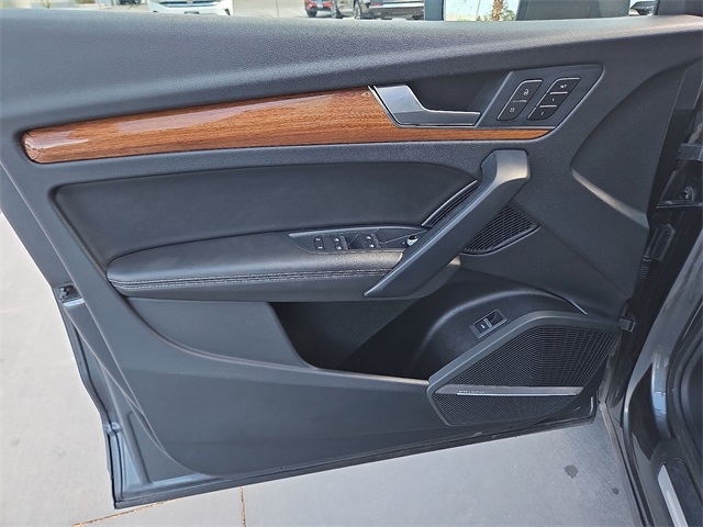 Vehicle image 14 of 25