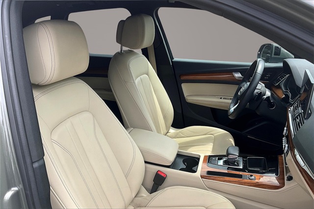 Vehicle image 9 of 34