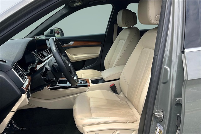 Vehicle image 25 of 34