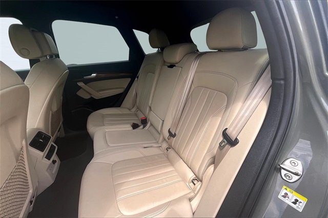 Vehicle image 26 of 34