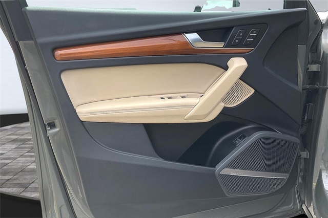 Vehicle image 23 of 34
