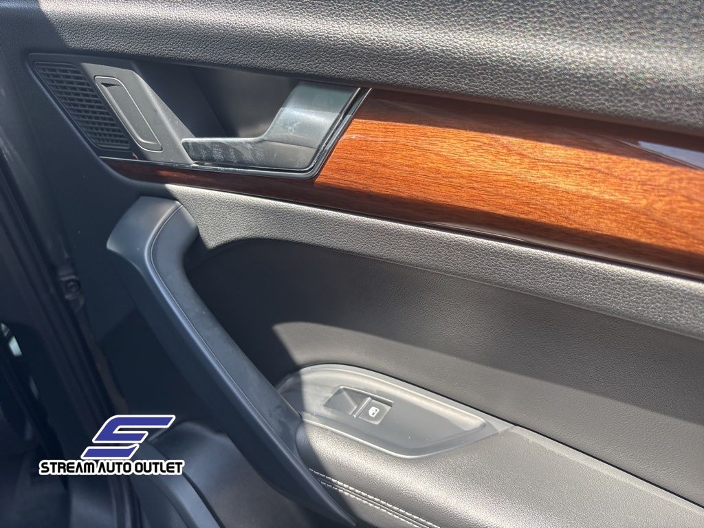 Vehicle image 14 of 34
