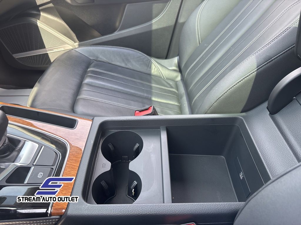 Vehicle image 33 of 34