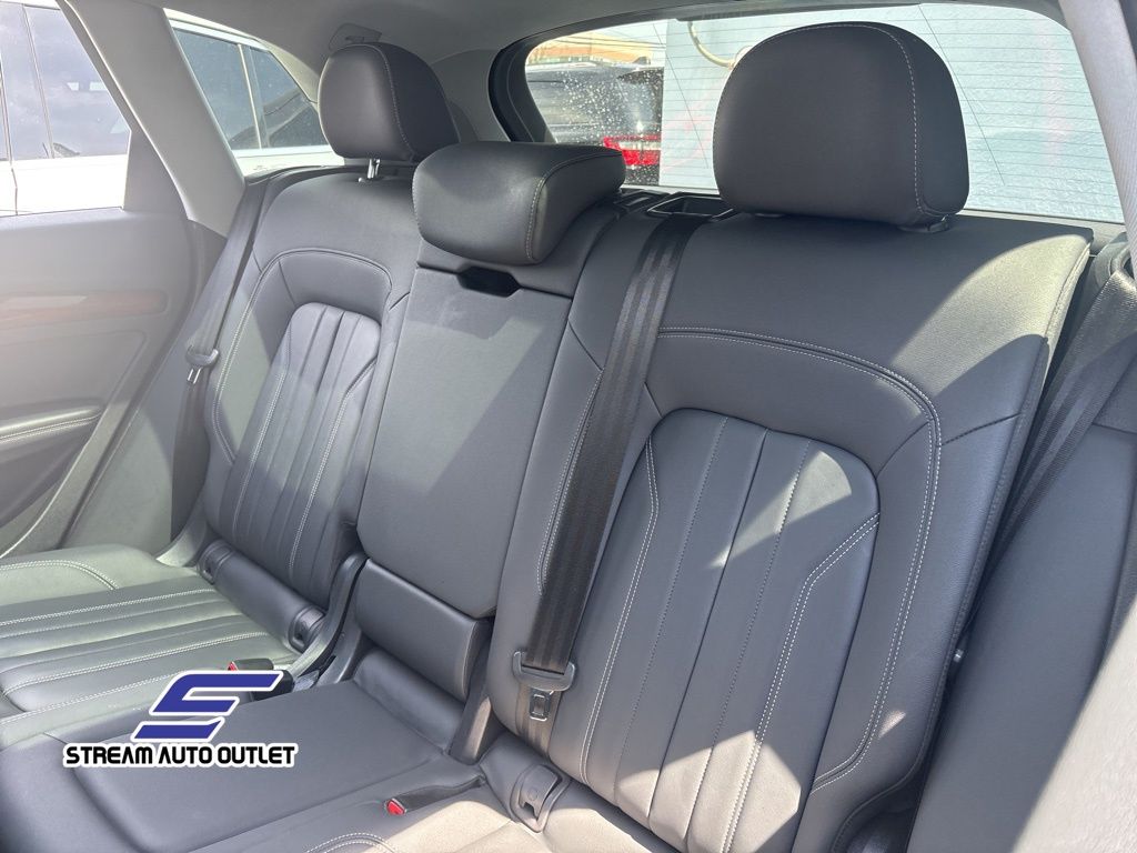 Vehicle image 21 of 34