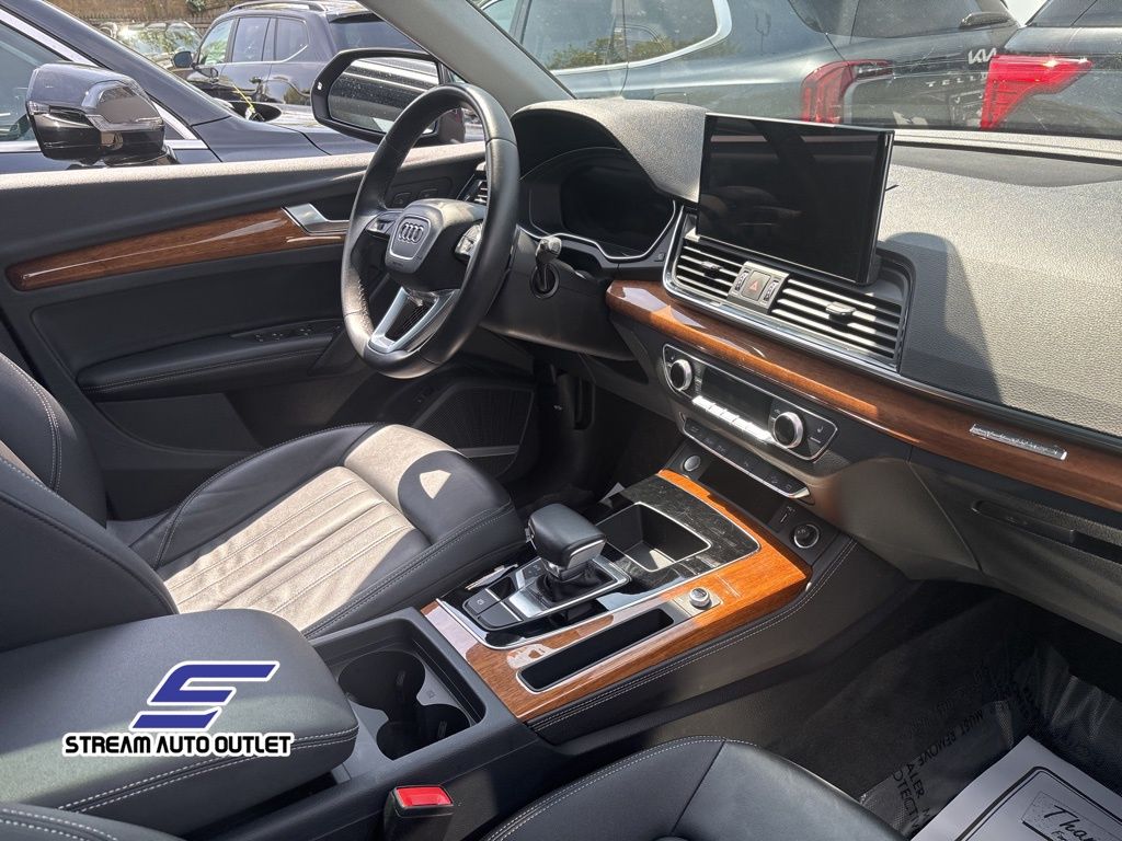 Vehicle image 9 of 34