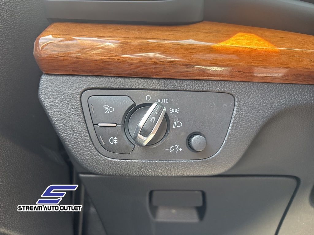 Vehicle image 25 of 34