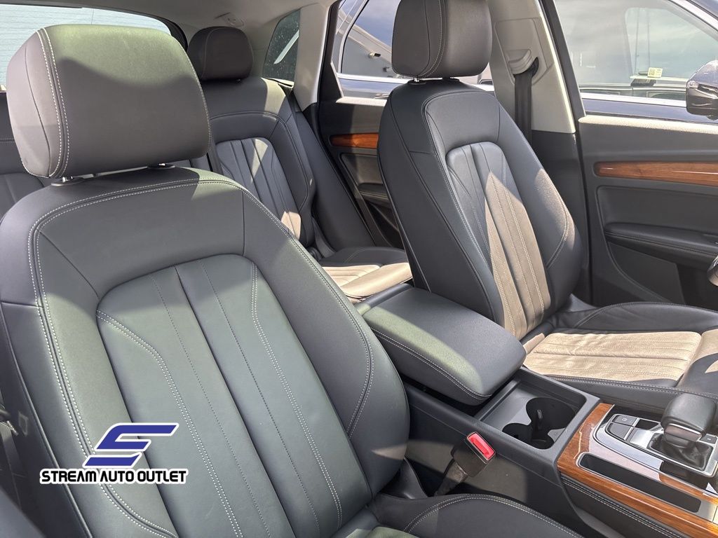 Vehicle image 10 of 34
