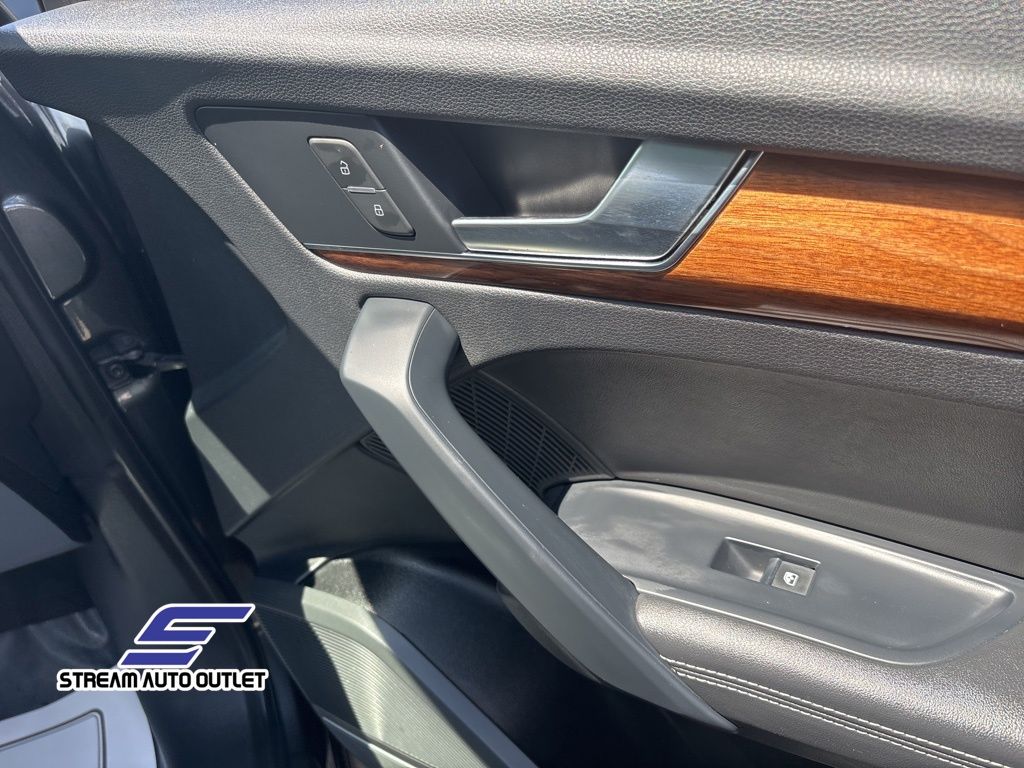 Vehicle image 11 of 34