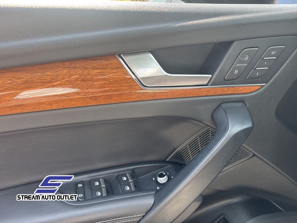 Vehicle image 24 of 34