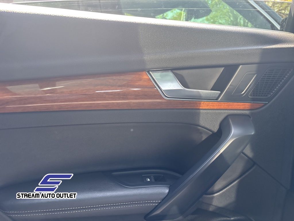 Vehicle image 19 of 34