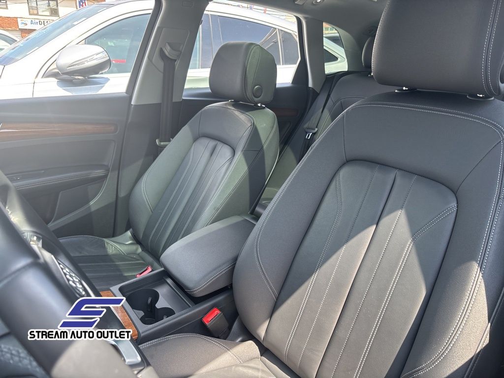 Vehicle image 23 of 34