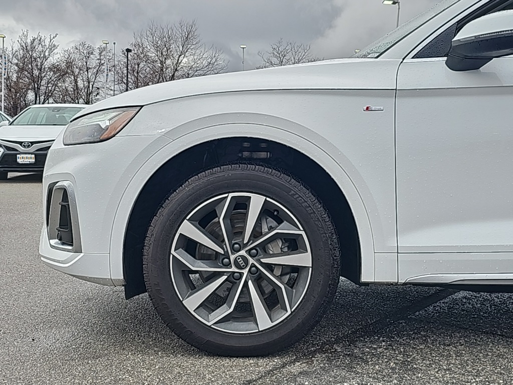 Vehicle image 32 of 36