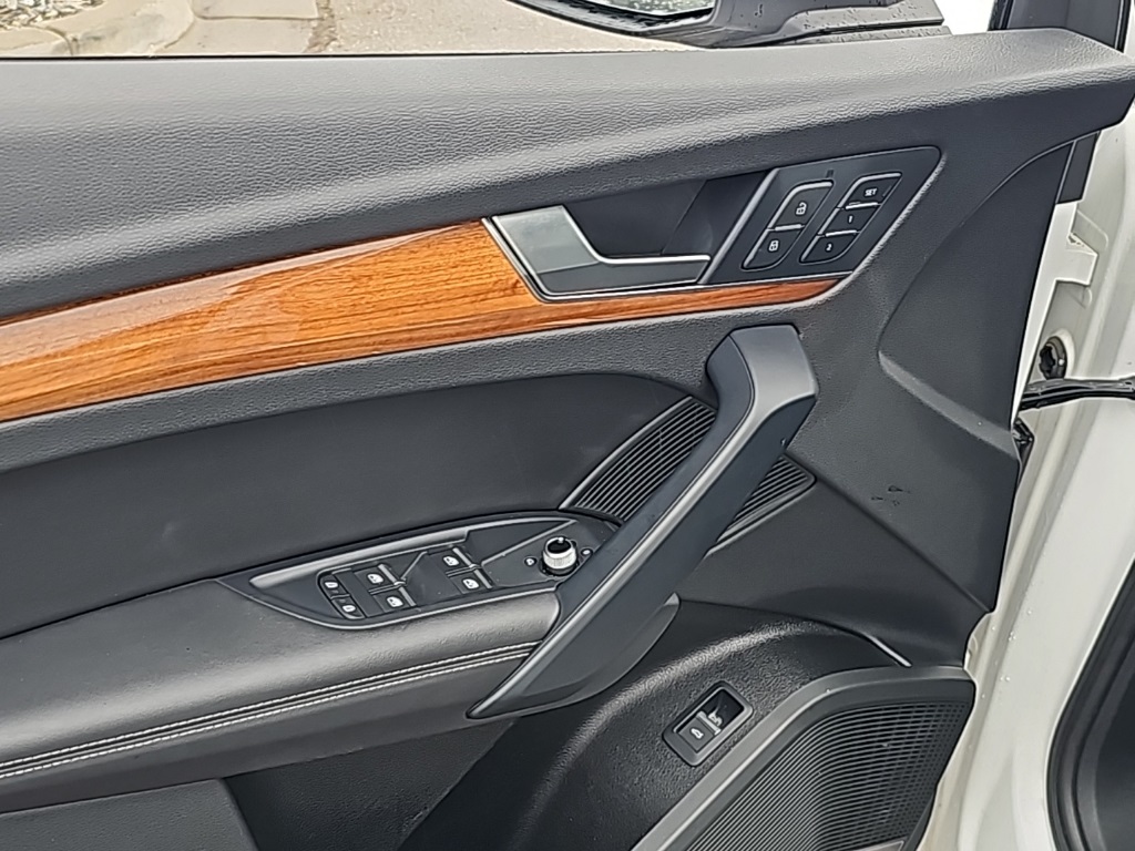Vehicle image 9 of 36