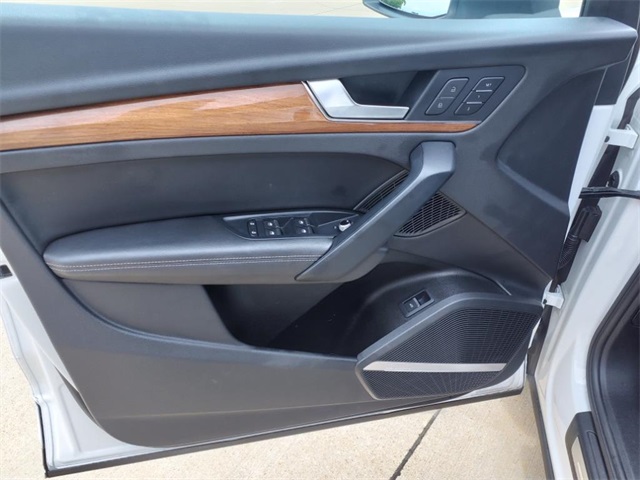 Vehicle image 22 of 32