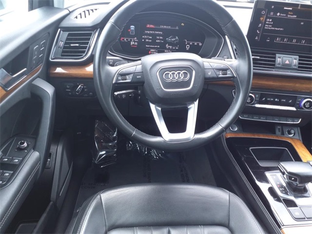 Vehicle image 10 of 32
