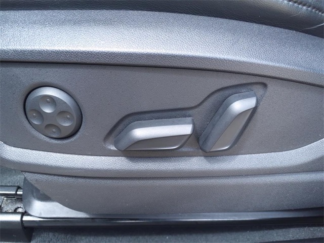 Vehicle image 25 of 32