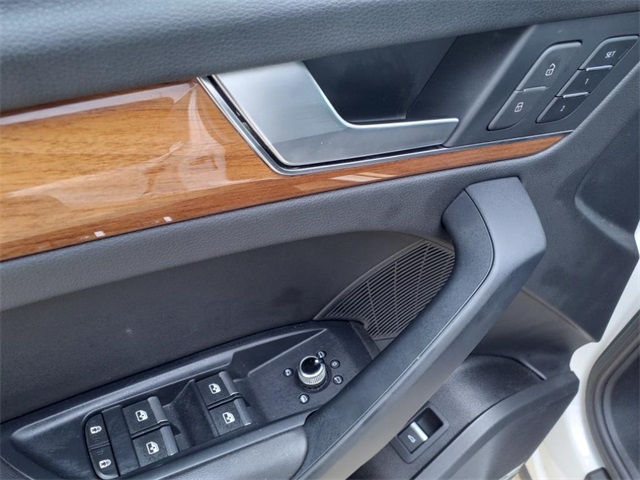Vehicle image 23 of 32