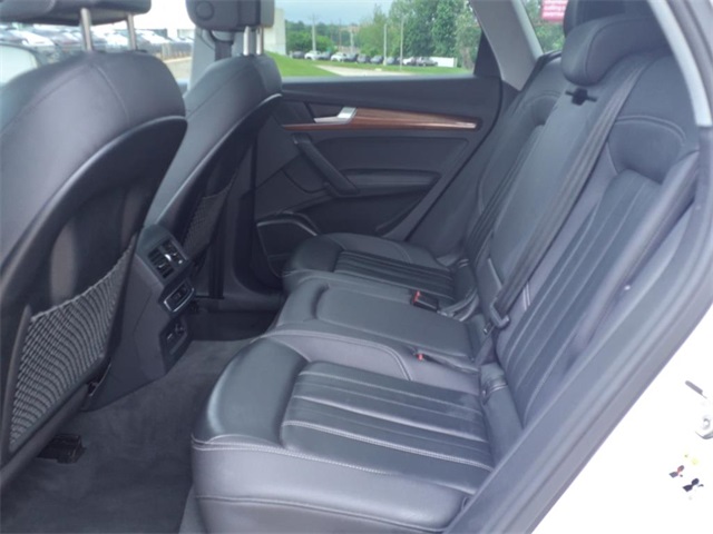 Vehicle image 28 of 32