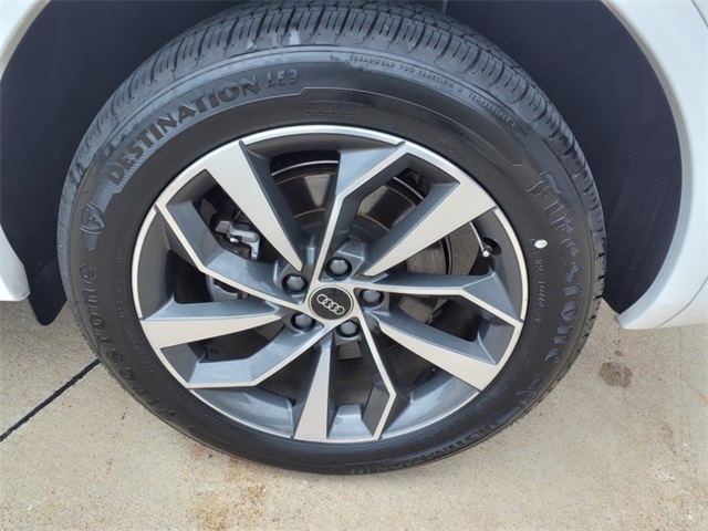 Vehicle image 30 of 32