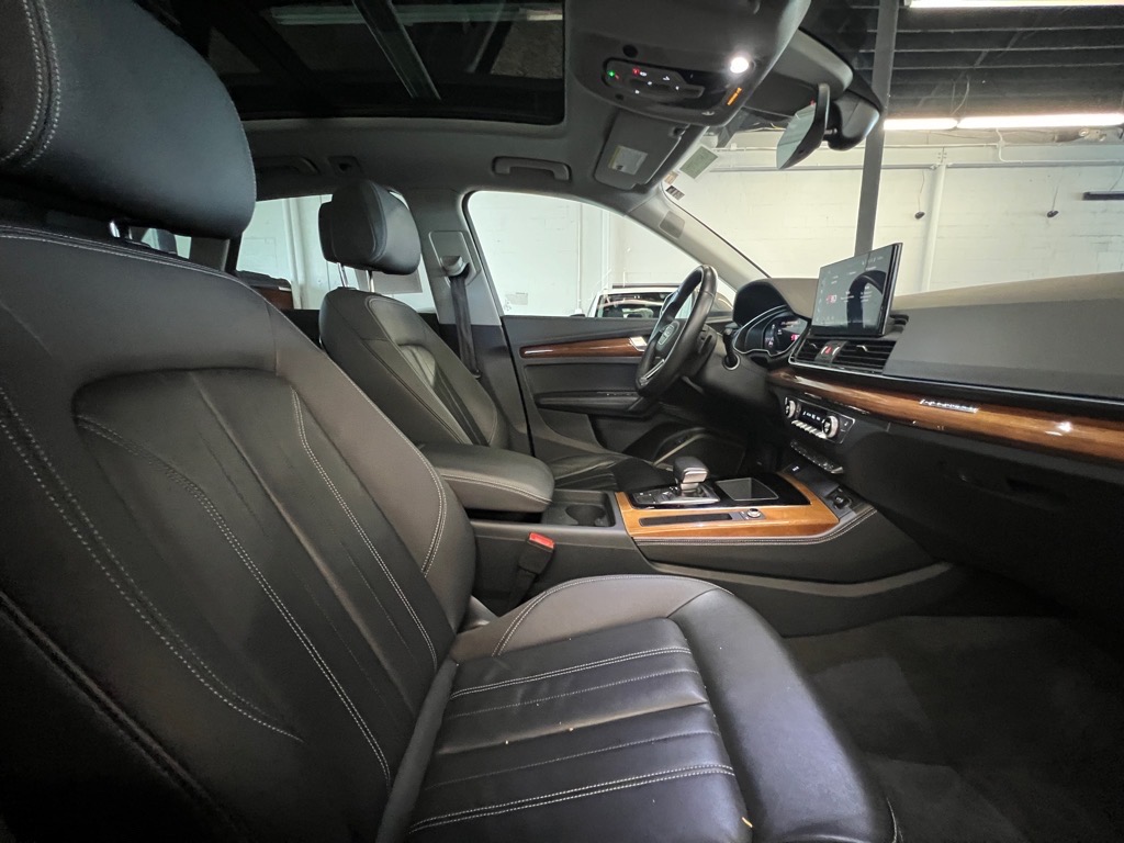 Vehicle image 21 of 25