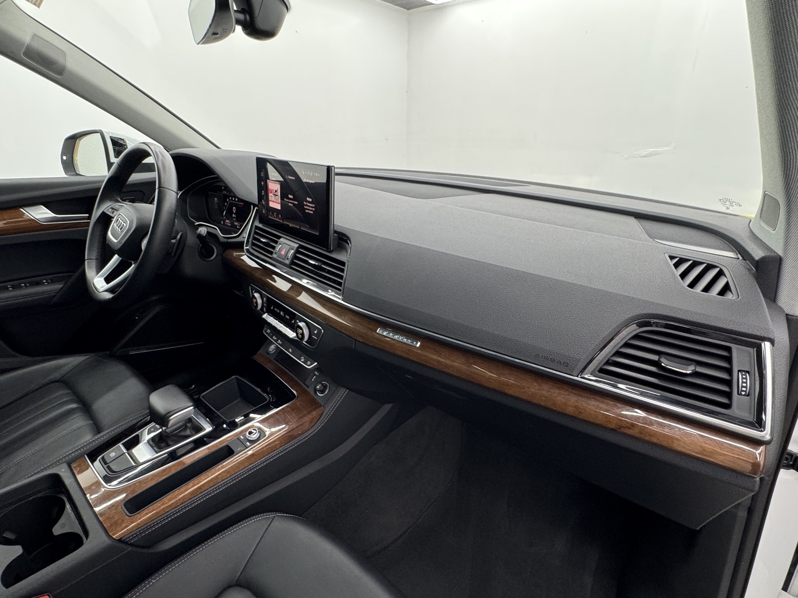 Vehicle image 54 of 66
