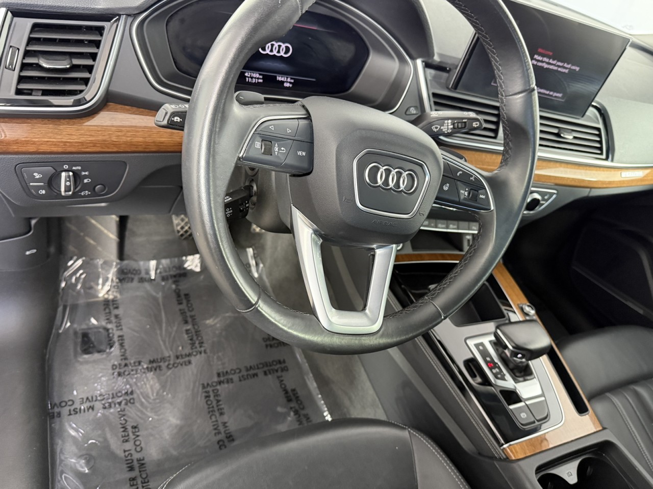 Vehicle image 13 of 19