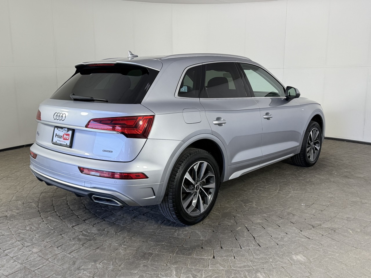 Vehicle image 4 of 19