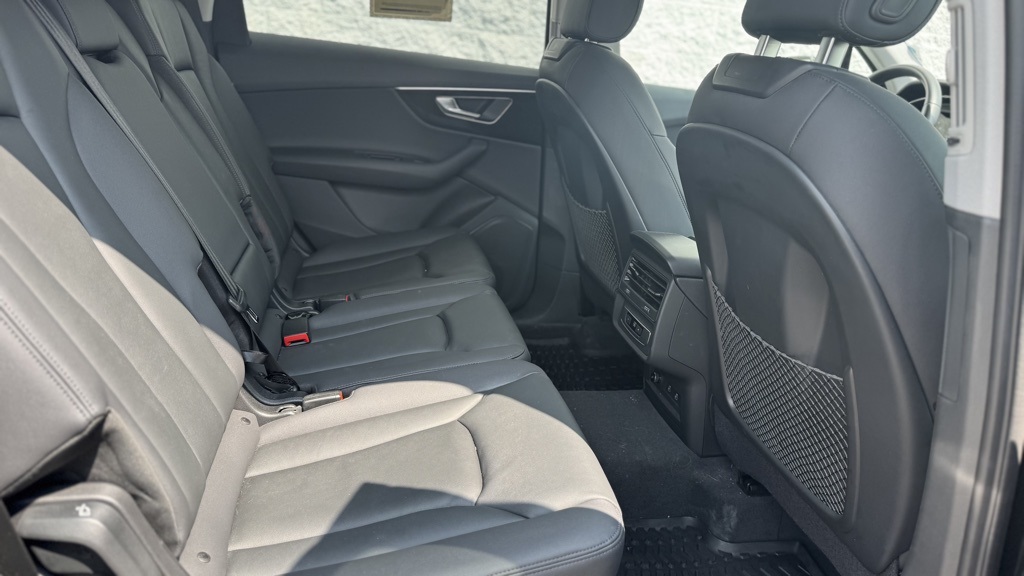 Vehicle image 10 of 23
