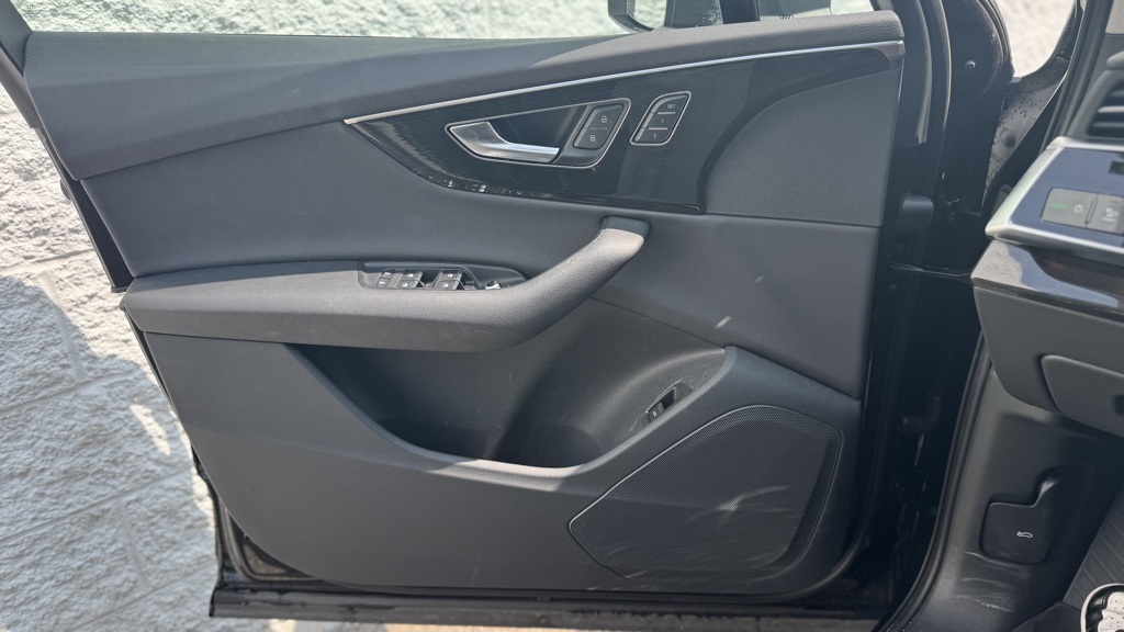 Vehicle image 21 of 23