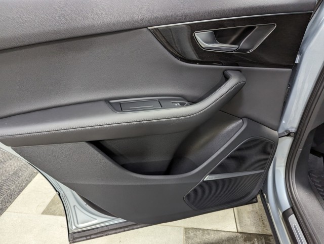 Vehicle image 10 of 26