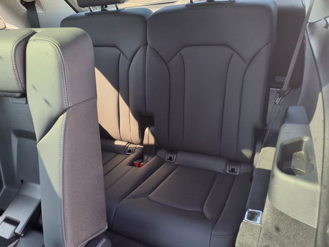 Vehicle image 34 of 40