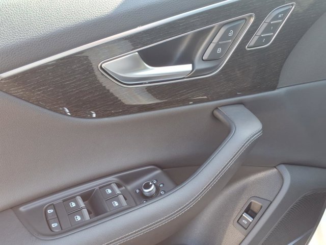 Vehicle image 26 of 40