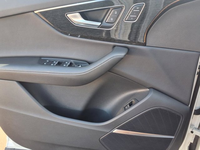 Vehicle image 25 of 40