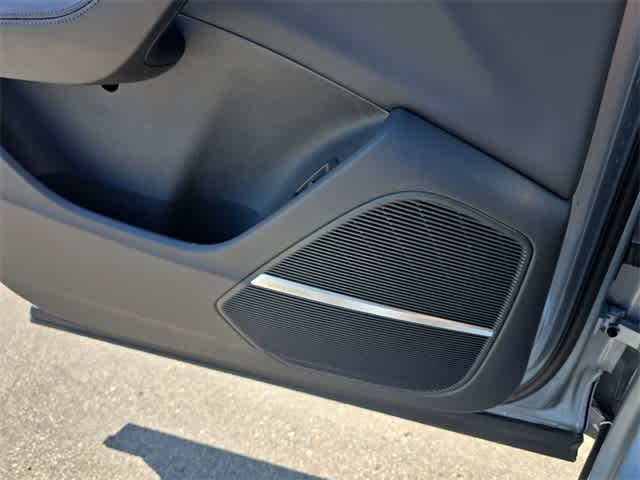Vehicle image 33 of 41