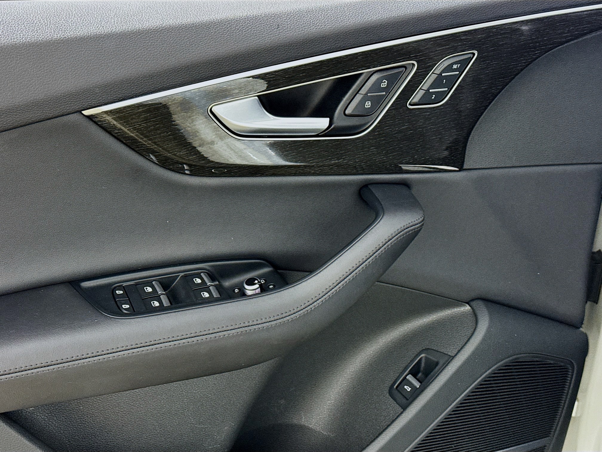 Vehicle image 21 of 31