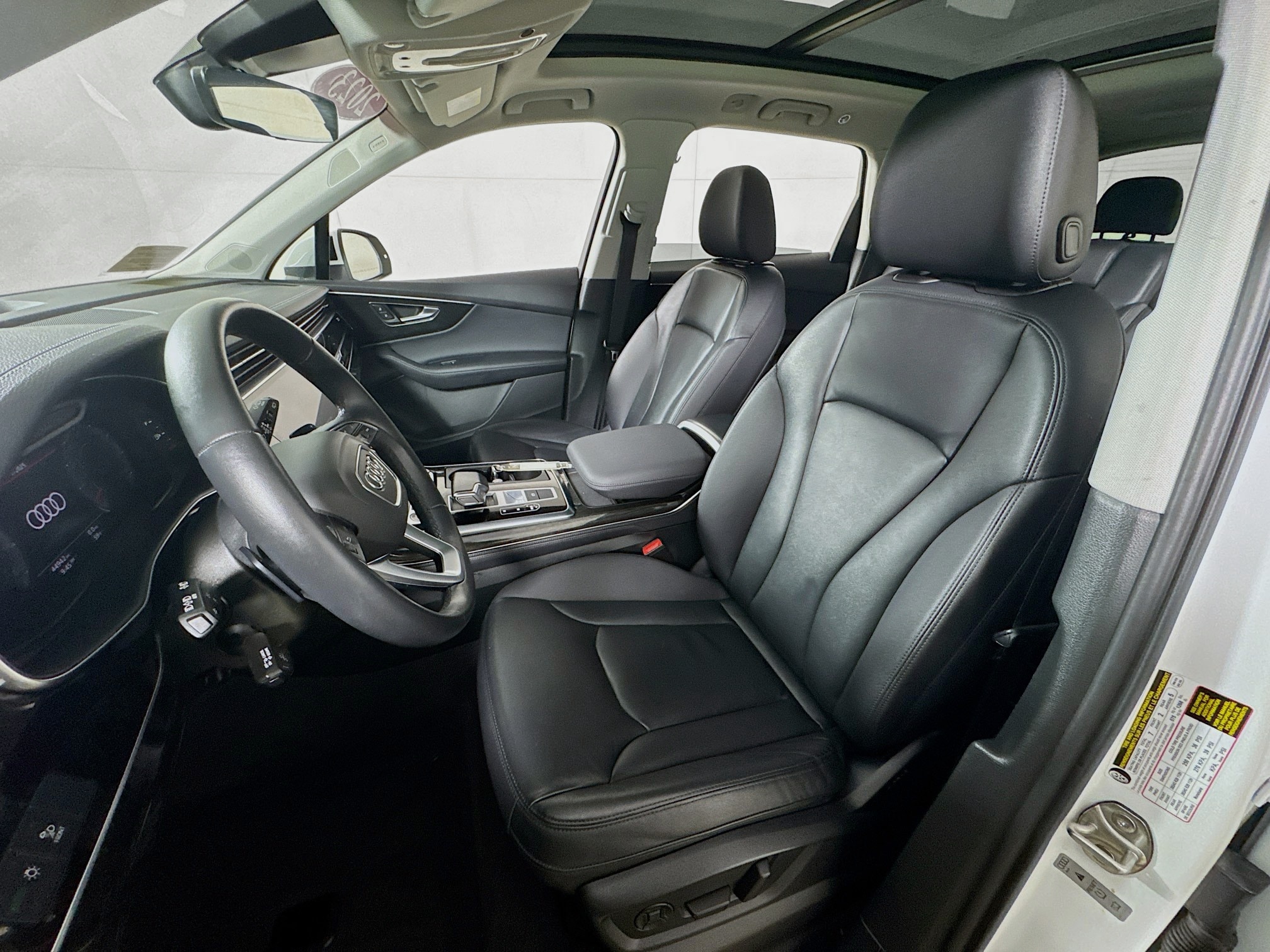 Vehicle image 15 of 31