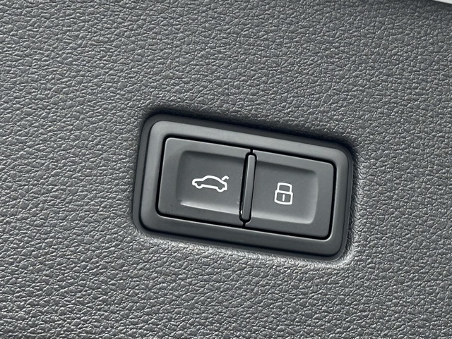 Vehicle image 32 of 40