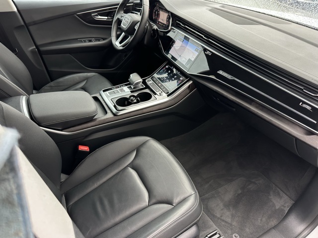 Vehicle image 34 of 40