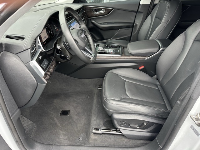 Vehicle image 10 of 40