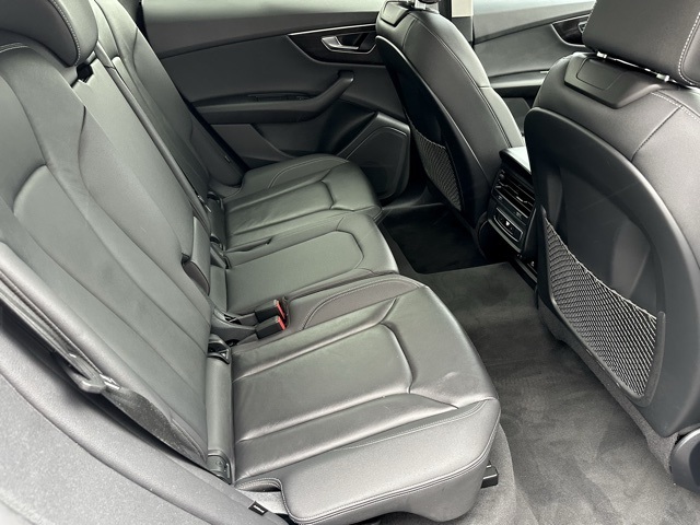 Vehicle image 33 of 40