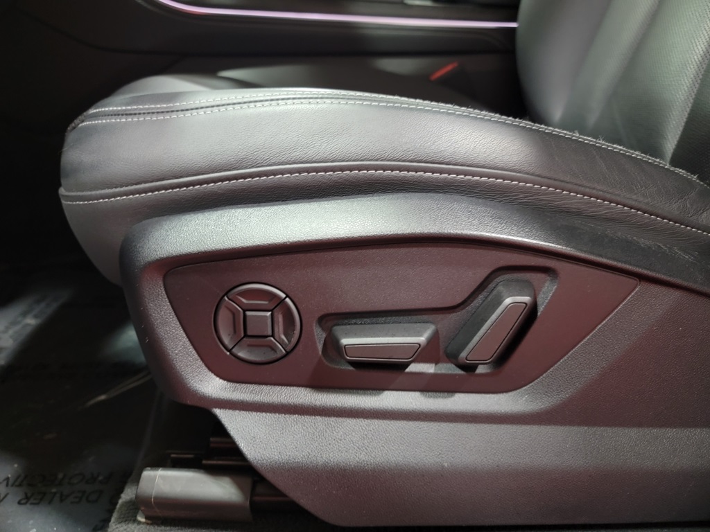 Vehicle image 17 of 34