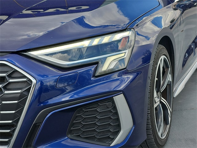 Vehicle image 21 of 25